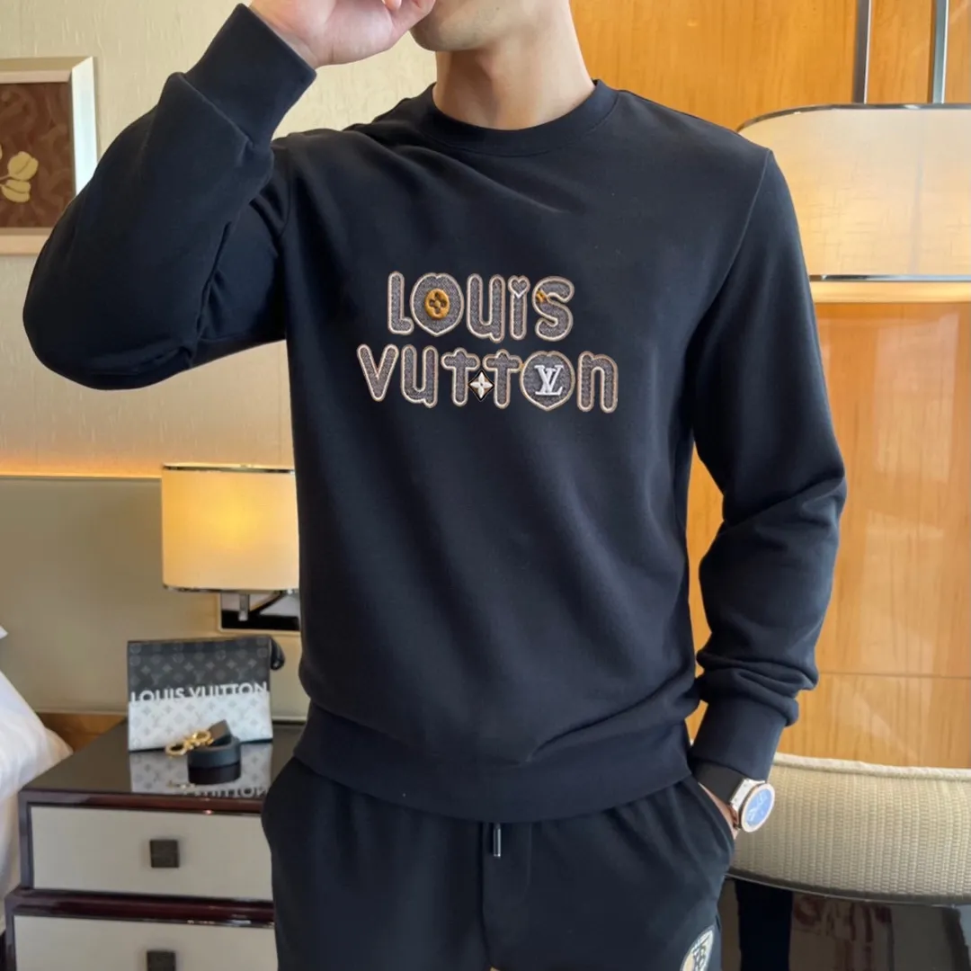 🅿️220 brand [LV Louis Vuitton] (good news for fat people) 2025ss autumn latest long-sleeved round-neck sweatshirt, on sale simultaneously on the official website. Refreshing and breathable. Made of top Tencel Roman. Comfortable and soft. 3D three-dimensional clarity. Super fashion sense. Great for gifting and keeping for yourself. Size: M-5XL (can wear up to 220 pounds)